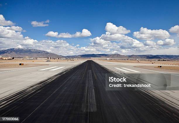 Desierto Airport Runway Marca De Frenazo De Hidromasaje Foto de stock y más banco de imágenes de Aeropuerto