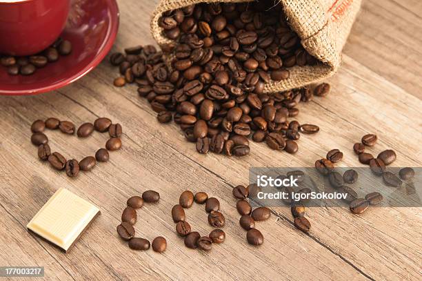 Photo libre de droit de Grains De Café Sur Une Surface En Bois banque d'images et plus d'images libres de droit de Aliment - Aliment, Aliment rôti, Aliments et boissons