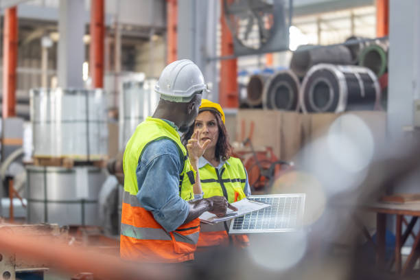 los trabajadores metalúrgicos de las fábricas instalan paneles solares, reducen costos, ganan créditos de carbono, combaten el cambio climático. - budget green business finance fotografías e imágenes de stock