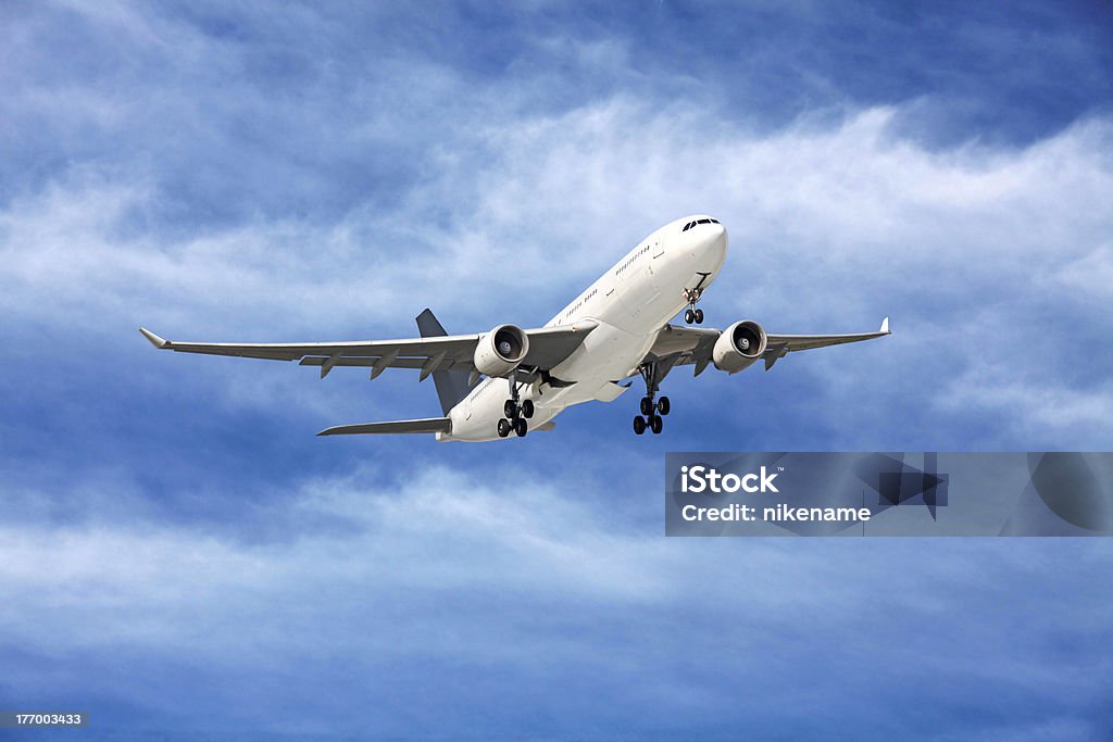 Grande aereo passeggeri che volano nel cielo blu - Foto stock royalty-free di Aereo di linea