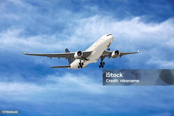 Grande Aereo Passeggeri Che Volano Nel Cielo Blu - Fotografie stock e altre immagini di Aereo di linea - Aereo di linea, Aeroplano, Aeroporto