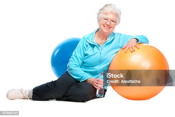 Mujer Senior En Gimnasio Foto de stock y más banco de imágenes de Mujeres mayores - Mujeres mayores, Pelota de ejercicio, 70-79 años