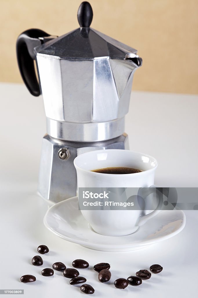 Moka pentola e tazza di caffè espresso - Foto stock royalty-free di Alluminio