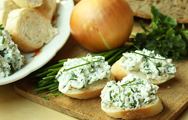 baguete com patê de cebolinha - bun sandwich vegetable cream cheese - fotografias e filmes do acervo