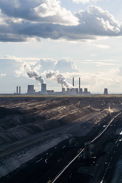 abierto presofundido de la minería y powerplant en la lausitz - schwerindustrie fotografías e imágenes de stock