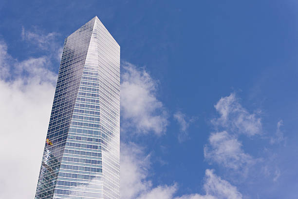 glass tower - paseo de la castellana zdjęcia i obrazy z banku zdjęć