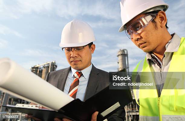 Biznesmen I Inżynier Przemysłu - zdjęcia stockowe i więcej obrazów Planowanie - Planowanie, Przemysł, Przemysł budowlany