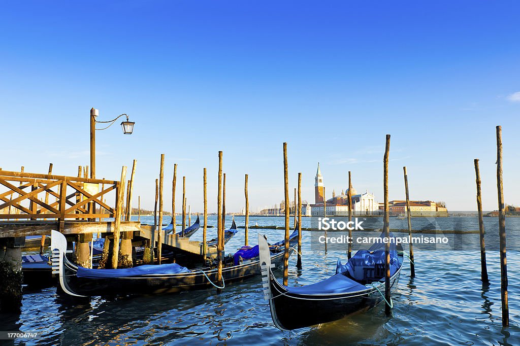 Gondel in Venedig bei Sonnenuntergang. - Lizenzfrei Anlegestelle Stock-Foto