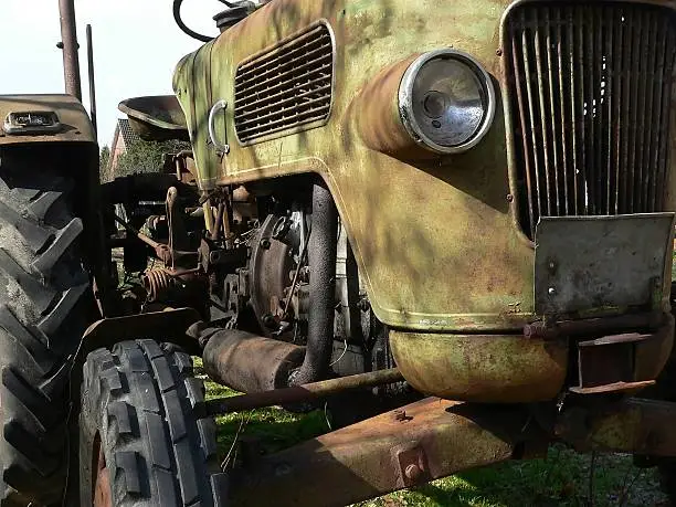 lateral view of a old tractor