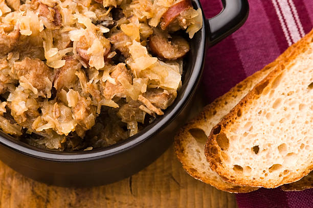 bigos-tradição polaca chucrute com cogumelos e ameixas - bigos imagens e fotografias de stock