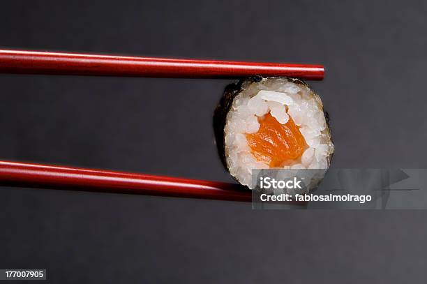 Hosomaki Con Bacchette - Fotografie stock e altre immagini di Hosomaki - Hosomaki, Sushi, Asia