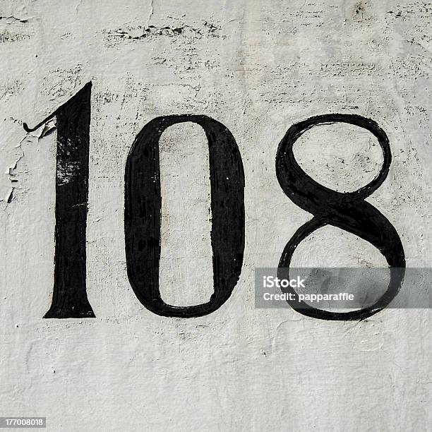 Al Numero 108 - Fotografie stock e altre immagini di Ambientazione esterna - Ambientazione esterna, Bianco, Carattere tipografico