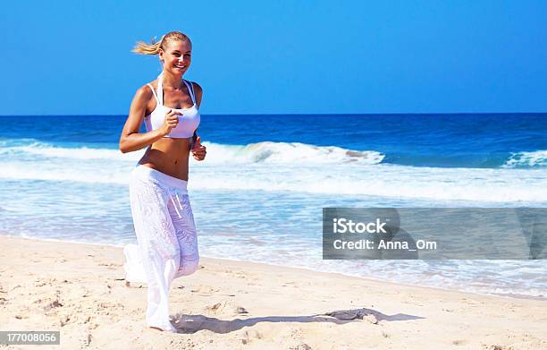 Photo libre de droit de Saine Femme Jogging Sur La Plage banque d'images et plus d'images libres de droit de Activité - Activité, Activité de loisirs, Adolescent