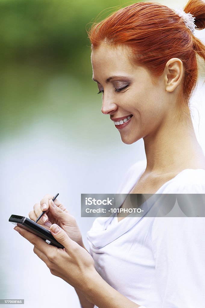 Femme écrit stylus sur l'écran de l'appareil - Photo de Adulte libre de droits