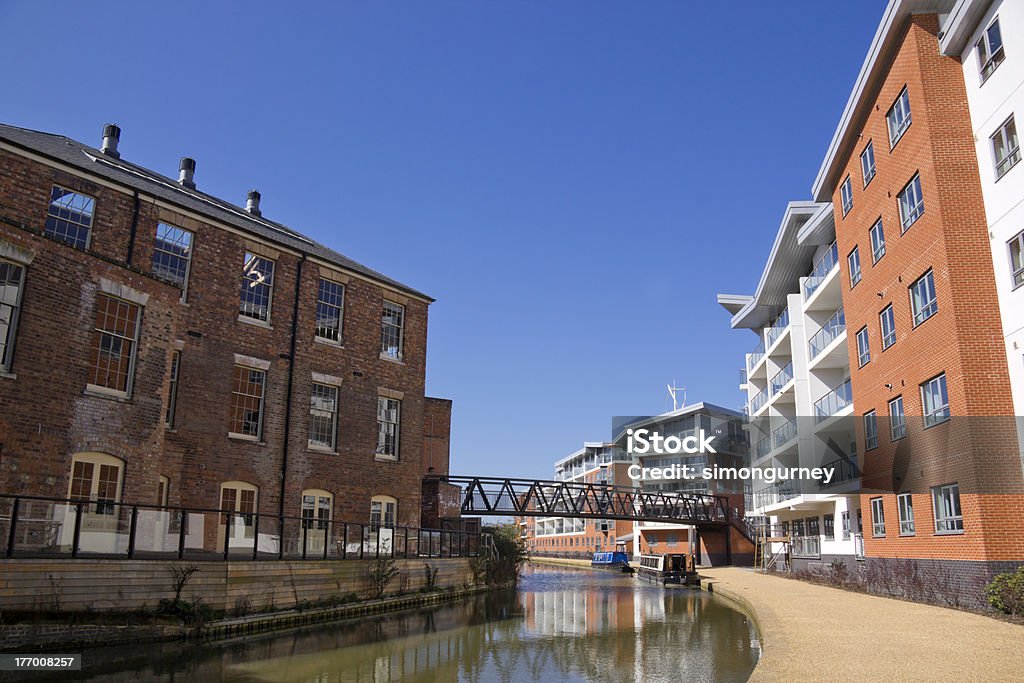 grand union canal wolverton milton keynes uk the grand union canal running through old wolverton district of milton keynes in buckinghamshire england, an area of urban regeneration with modern apartment blocks facing restored victorian indutrial buildings Milton Keynes Stock Photo