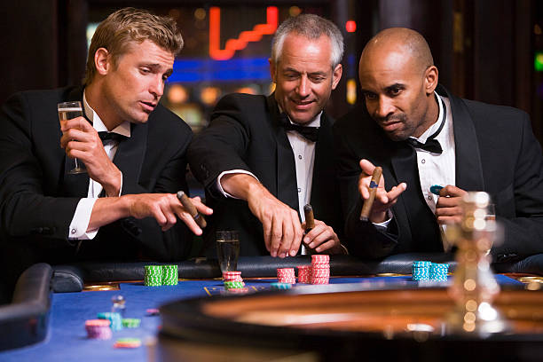grupa mężczyzn hazard na stół do ruletki - roulette roulette wheel gambling roulette table zdjęcia i obrazy z banku zdjęć