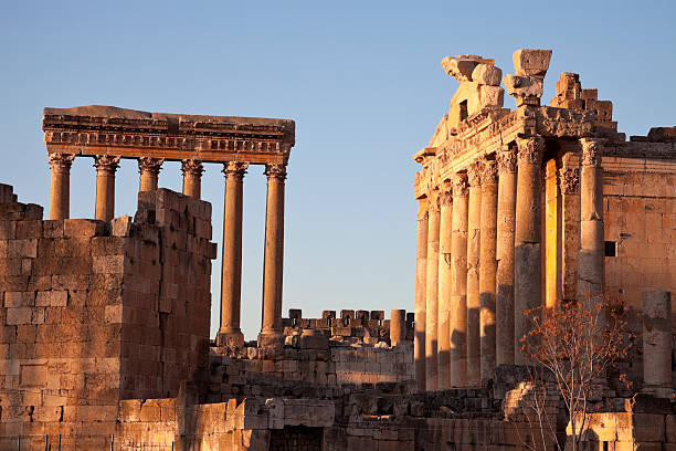 baalbek ruínas - baalbek imagens e fotografias de stock