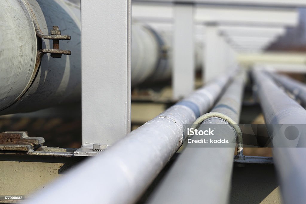 Tubo de acero larga en la refinería de petróleo - Foto de stock de Acero libre de derechos