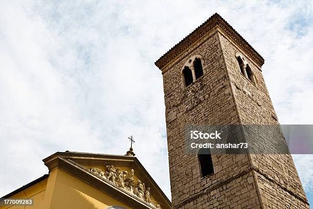 Antiga Igreja Fachada E Torre Com Sino No Rijeka Croácia - Fotografias de stock e mais imagens de Alívio