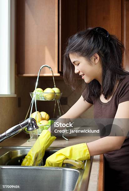 Teen Menina Lavar Louça Na Cozinha Pia - Fotografias de stock e mais imagens de 14-15 Anos - 14-15 Anos, Adolescente, Afazeres Domésticos