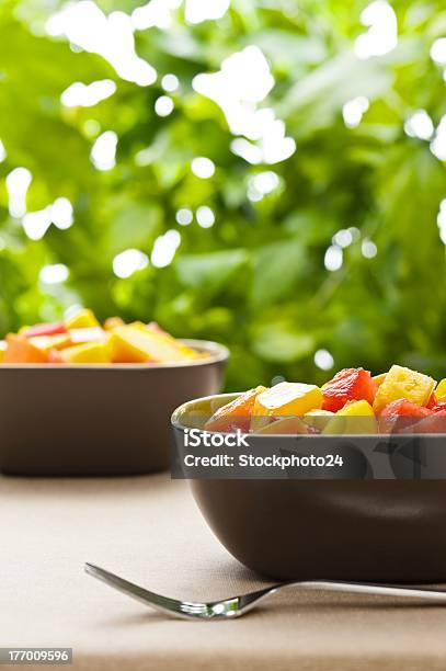 Dois Tigela De Salada De Frutas Tropicais Mistas - Fotografias de stock e mais imagens de Alimentação Saudável - Alimentação Saudável, Almoço, Amarelo