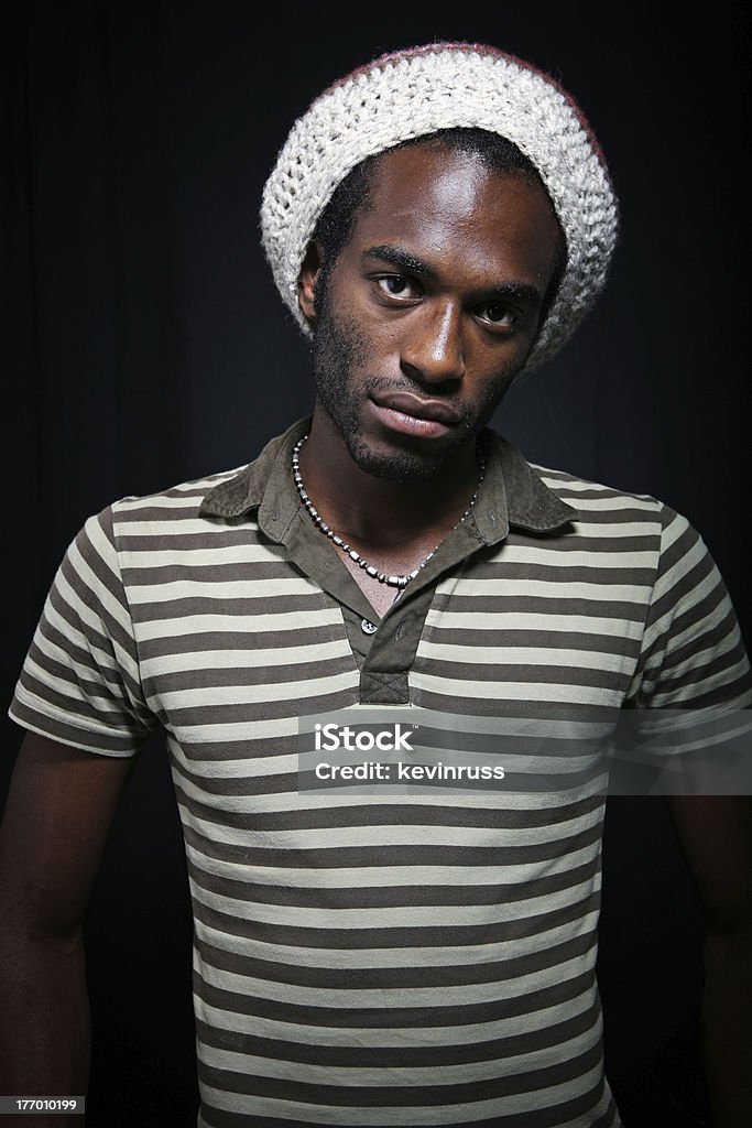 Angry молодой мужской рубашка в полоску - Стоковые фото Африканская этническая группа роялти-фри