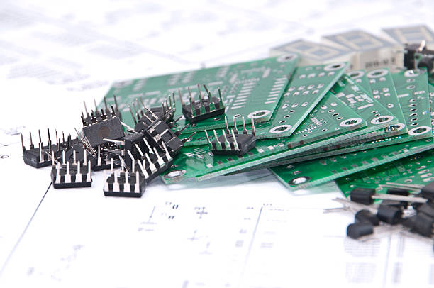 componentes de placas de circuitos y esquemas de fondo - condensador componente eléctrico fotografías e imágenes de stock