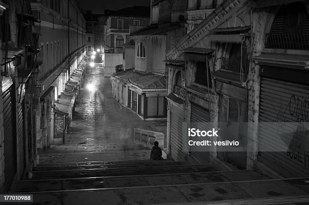 Venetian Por La Noche Foto de stock y más banco de imágenes de Blanco y negro - Blanco y negro, Camino, Ciudad
