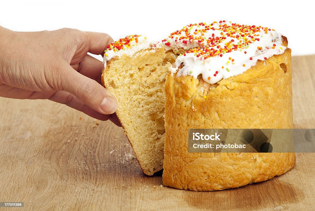 Женщина руку с кусочком Пасхальный пирог - Стоковые фото Белый роялти-фри