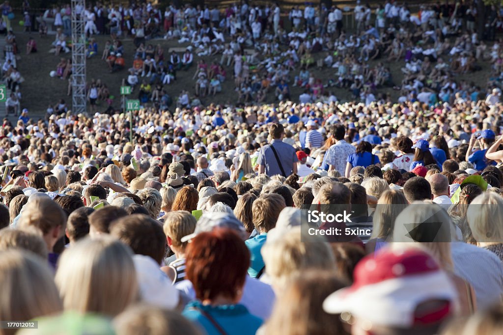 Grande multidão de pessoas - Foto de stock de Multidão royalty-free