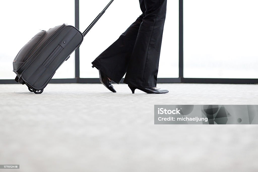 Femme d'affaires à pied avec bagages à l'aéroport - Photo de Marcher libre de droits
