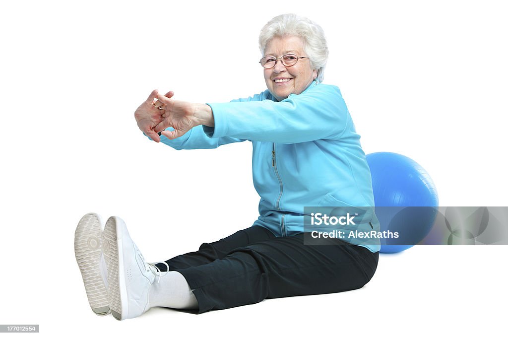 Femme âgée faire des exercices d'étirement - Photo de Ballon de fitness libre de droits