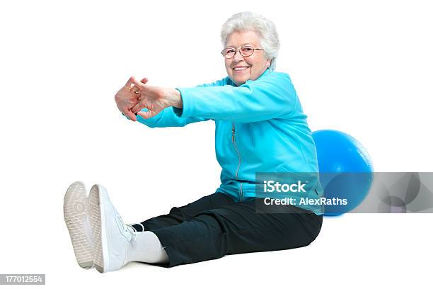 Photo libre de droit de Femme Âgée Faire Des Exercices Détirement banque d'images et plus d'images libres de droit de Ballon de fitness - Ballon de fitness, Femmes seniors, Troisième âge