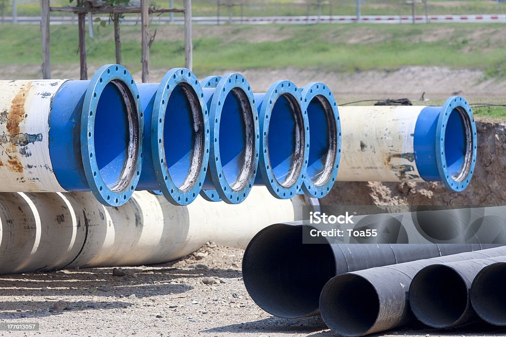Tubo di metallo per l'acqua di alimentazione - Foto stock royalty-free di Acciaio