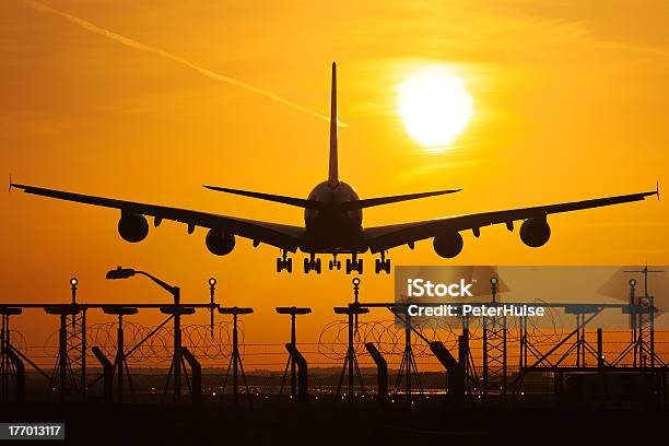 Aterrissando - Fotografias de stock e mais imagens de Aeroporto de Heathrow - Aeroporto de Heathrow, Avião, Silhueta