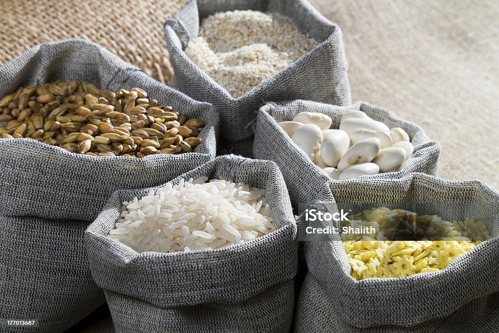 Ingredienti alimentari in sacchetti di lino - Foto stock royalty-free di Farina