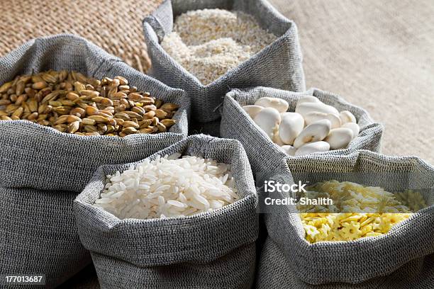 Ingredienti Alimentari In Sacchetti Di Lino - Fotografie stock e altre immagini di Farina - Farina, Grano - Graminacee, Raccolto di mais