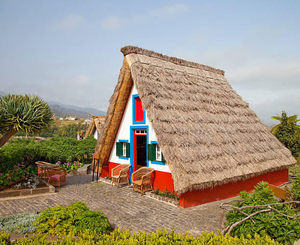 traditionnelle maison de santana, madère, portugal - madeira funchal house cottage photos et images de collection