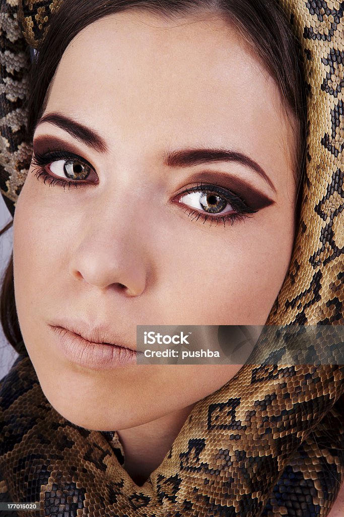 Bela brunette garota com uma cobra em sua cabeça - Foto de stock de Adulto royalty-free