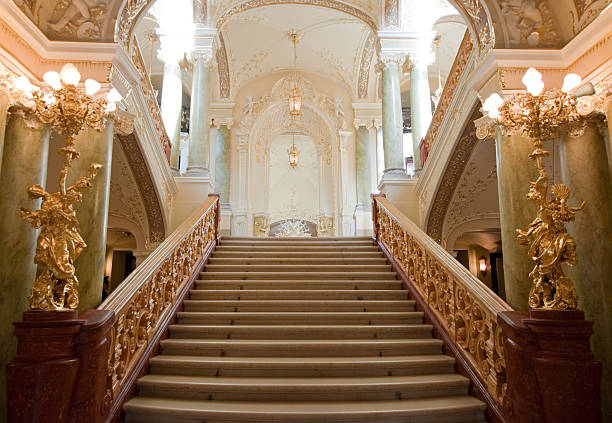 escalera de lujo - majestuoso fotografías e imágenes de stock