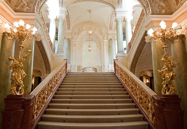 luxury stairway - 宏偉的 個照片及圖片檔