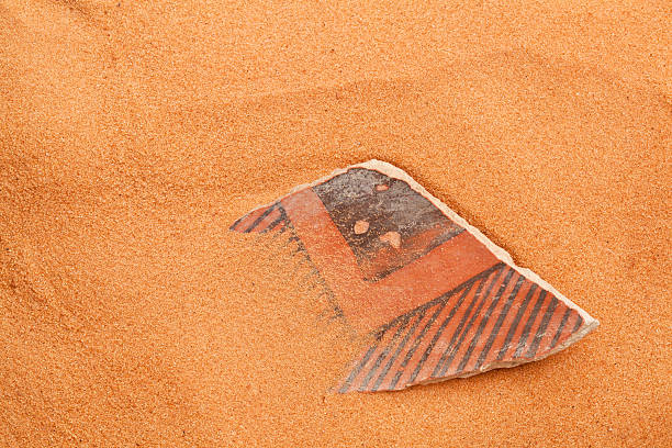 anasazi olaria shard na areia vermelha - pottery shard imagens e fotografias de stock