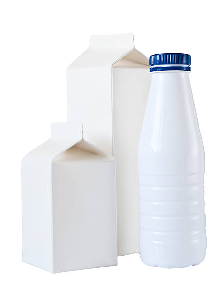 três caixas de litro de leite por meio isolado no branco - massa de gelo flutuante - fotografias e filmes do acervo