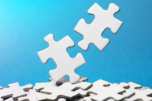 ajuste escolhendo dois quebra-cabeça pieces. (horizontal) - portion blue jigsaw puzzle puzzle - fotografias e filmes do acervo
