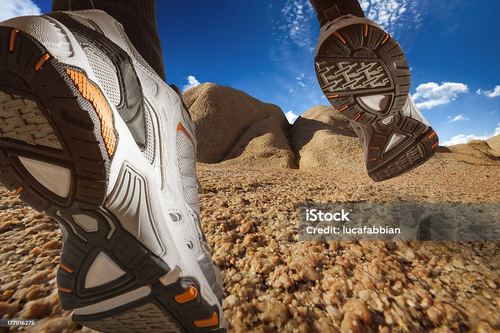 Trilha correndo em uma paisagem do deserto - Foto de stock de Areia royalty-free