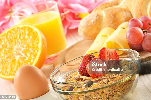 Foto de Cafédamanhã Com Café Pães Ovos Suco De Laranja Cereais E Chee e mais fotos de stock de Bebida