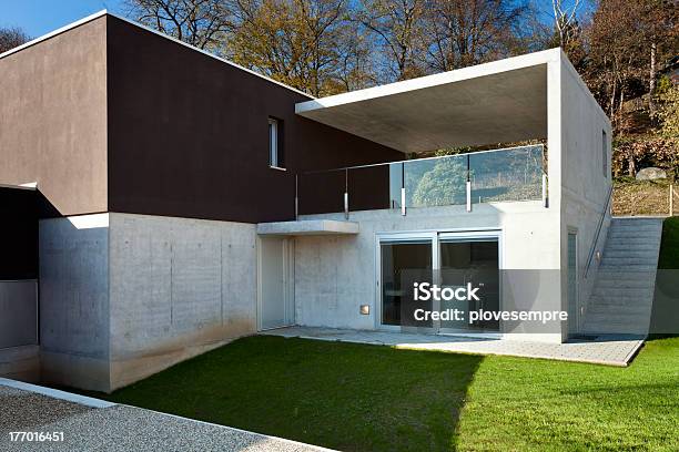 Moderna Casa Al Aire Libre Foto de stock y más banco de imágenes de Aire libre - Aire libre, Arquitectura, Azul