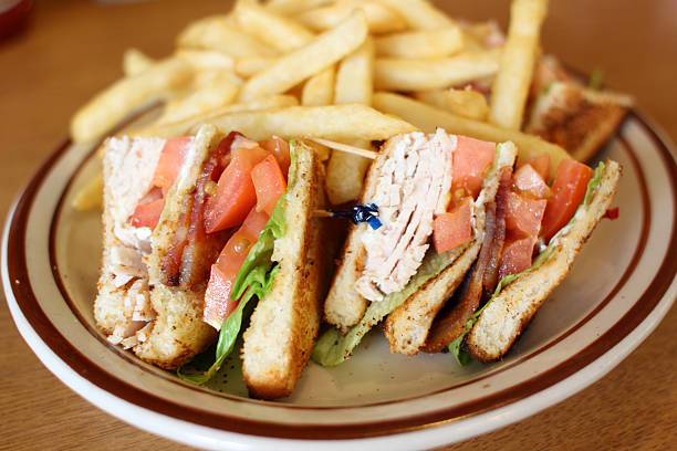 delicioso sanduíche club - club sandwich sandwich french fries turkey imagens e fotografias de stock