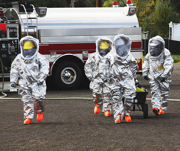 hazmat członków zespołu odpowiednie materiały - toxic waste radiation protection suit chemical protective suit zdjęcia i obrazy z banku zdjęć