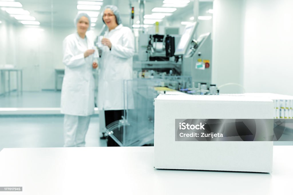 Białe pudełko na automatycznej linii produkcyjnej w nowoczesnej fabryce - Zbiór zdjęć royalty-free (Aranżacja)
